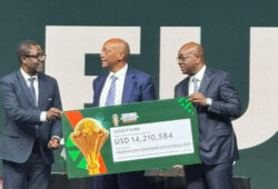 Picture of CAF donating money to Côte d'Ivoire for hosting 2023 AFCON