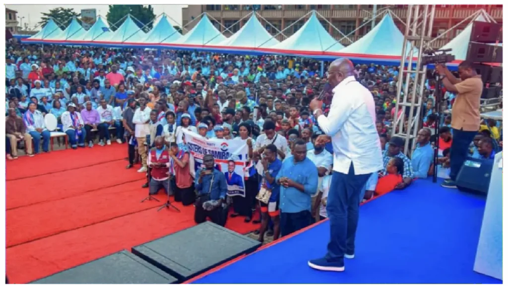 Picture of Dr. Bawumia addressing the residents in Kumasi