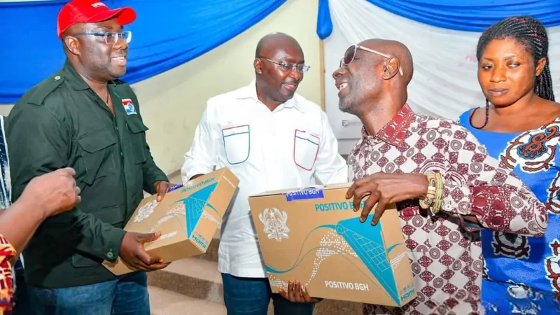 Picture of Dr. Bawumia donating laptops to Akropong school for the blind