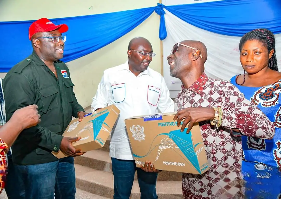 Picture of Dr. Bawumia donating laptops to Akropong school for the blind