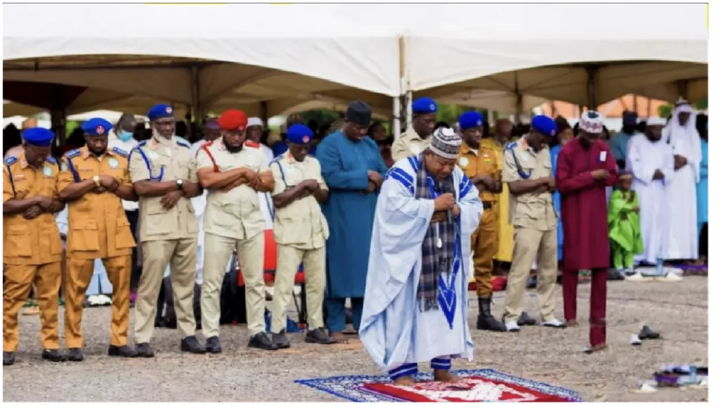 Picture on Muslim Community in prayer mood