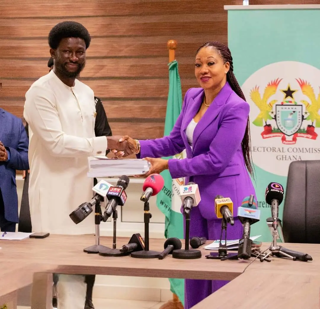 Picture of Nana Kwame Bediako submitting his Presidential nomination form to EC's office