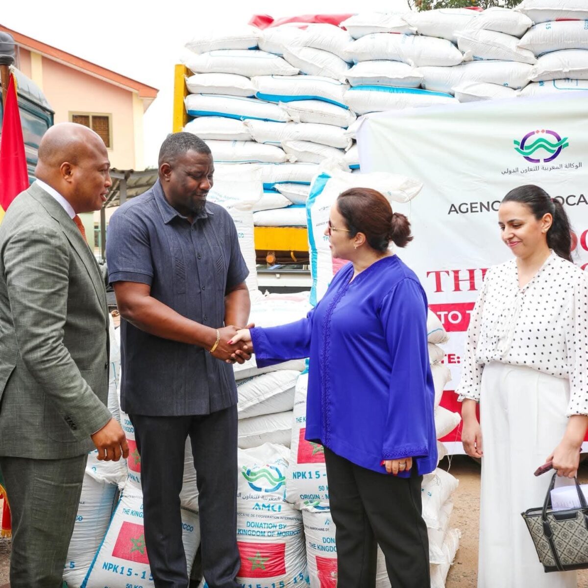 Images of Morocco donating fertilizers to Ghana